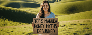 Les 5 principaux mythes sur le miel de Manuka démystifiés - femme tenant une pancarte