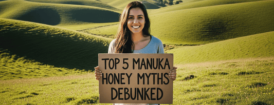 Les 5 principaux mythes sur le miel de Manuka démystifiés - femme tenant une pancarte